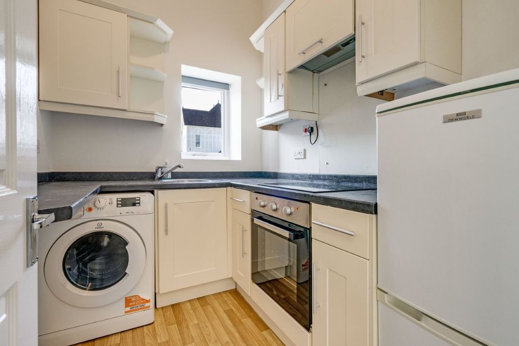 Property photo 3 of 8 Kitchen