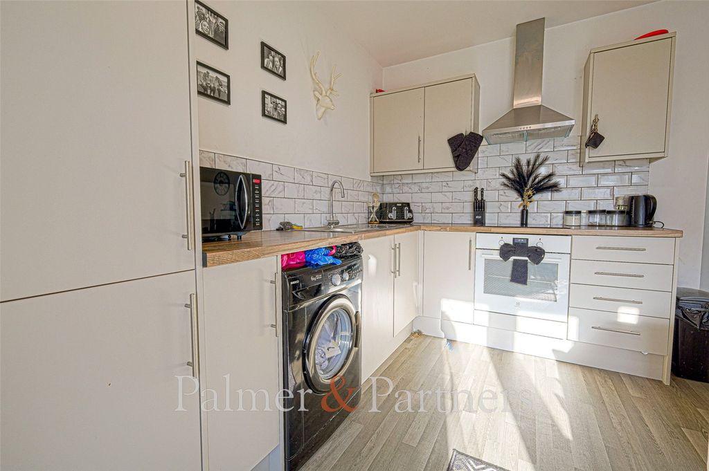 Property photo 2 of 6 Kitchen
