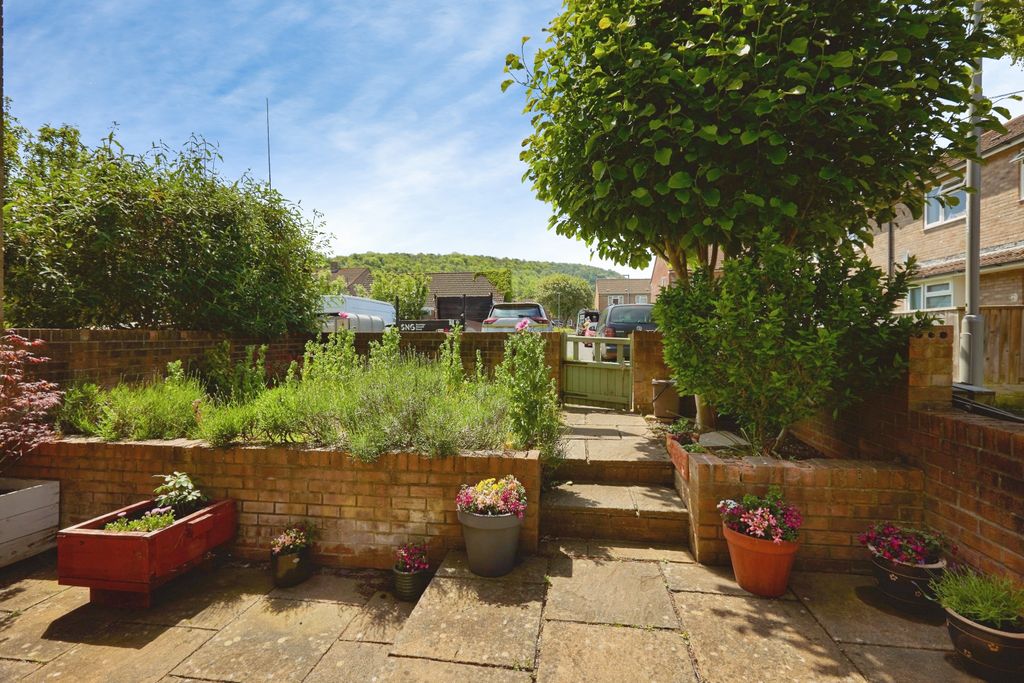 Property photo 2 of 17 Front Garden