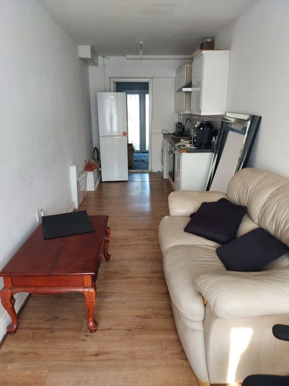 Property photo 1 of 8 Charming 1-Bedroom Flat With Garden In Hornchurch
