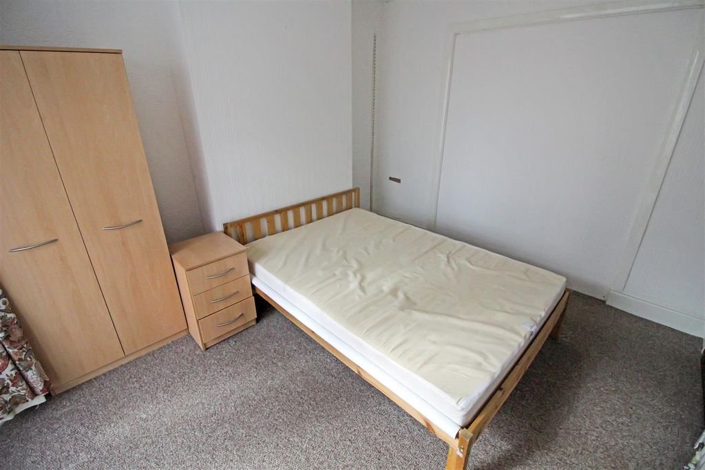 Property photo 2 of 7 Room (1)