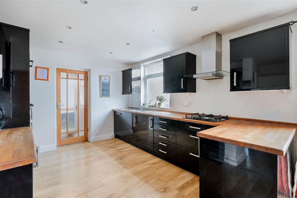 Property photo 2 of 12 Upper Pines, (14 From 24)-5.Jpg