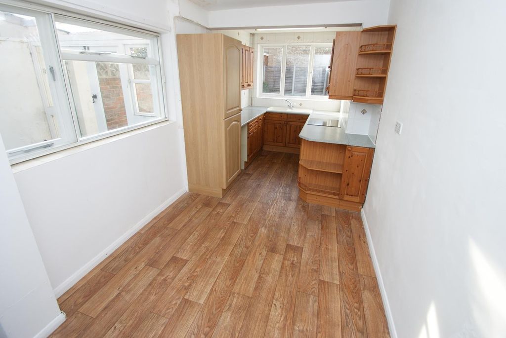 Property photo 2 of 9 Kitchen