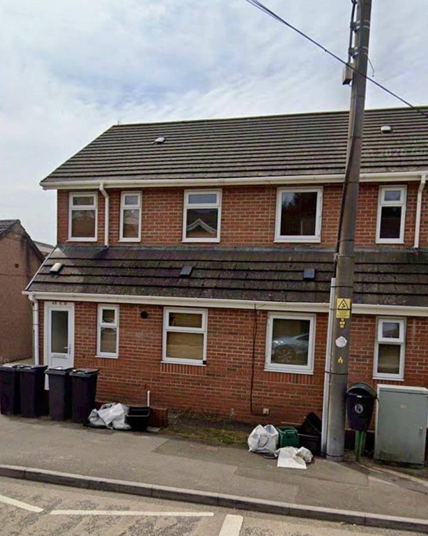 Property photo 1 of 7 2 Bed Flat To Rent Neath Road, Rhos Sa8