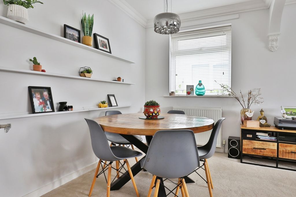 Property photo 3 of 17 Photo