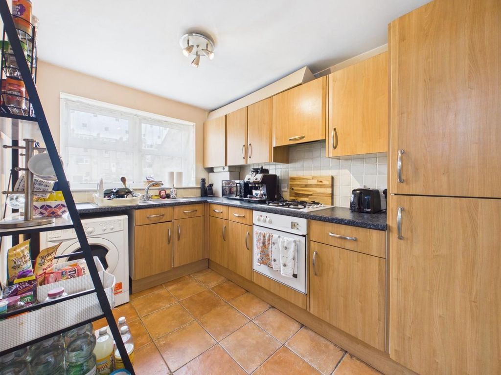 Property photo 3 of 6 Kitchen