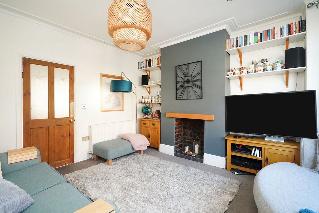 Property photo 2 of 16 Lounge