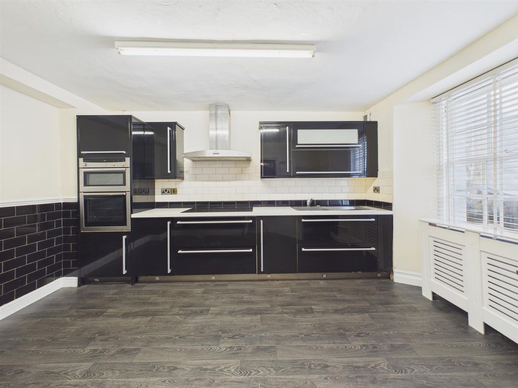 Property photo 2 of 9 Kitchen