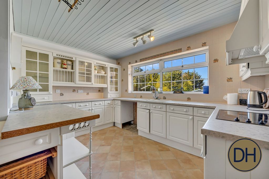 Property photo 2 of 21 Oak Piece