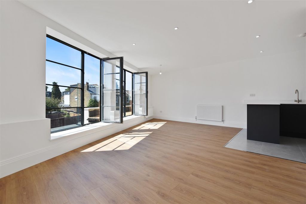 Property photo 1 of 8 B20409E6-Daef-48Fe-8c24-Bcfaa650Bd78Rhmsc - Flat 2