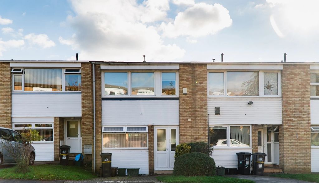 Property photo 3 of 7 A Well-Maintained Terraced House Featuring White P...
