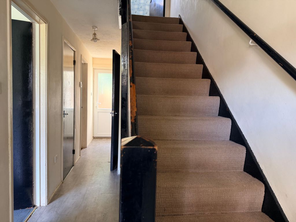 Property photo 2 of 11 Hallway
