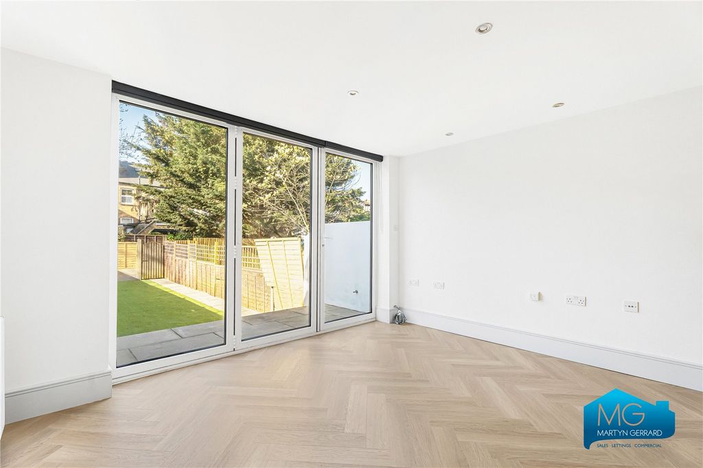 Property photo 3 of 21 Picture No. 24