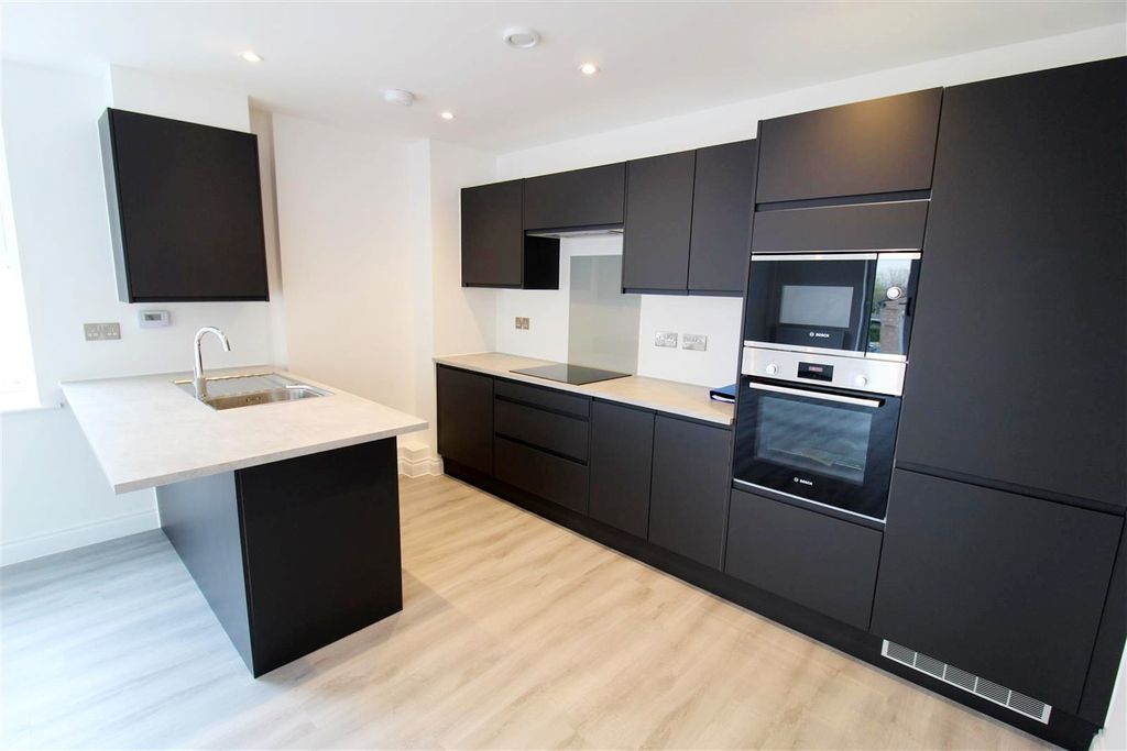 Property photo 3 of 8 Kitchen