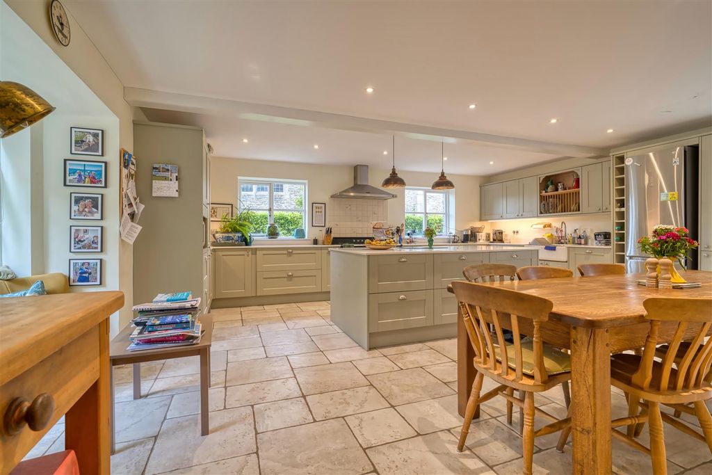 Property photo 2 of 11 Kitchen