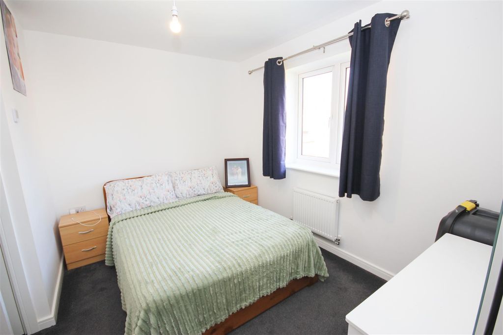 Property photo 3 of 11 Bed 1.Jpg