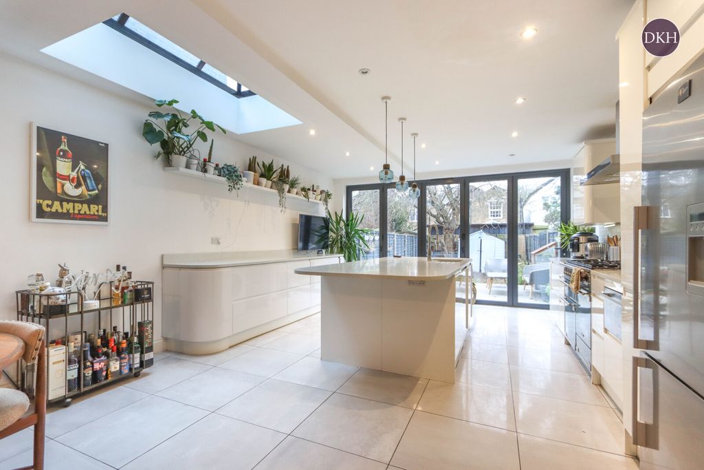 Property photo 2 of 16 Picture No. 11