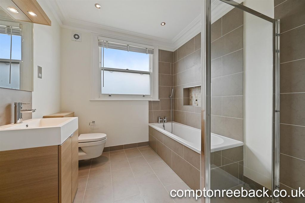 Property photo 3 of 10 Bathroom