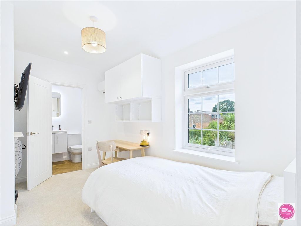 Property photo 1 of 20 Charnwood Road (8).Jpg