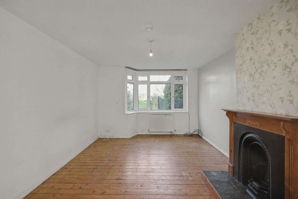 Property photo 2 of 16 131 Glenhurst Avenue, Bexley, Kent, Da5 3Qq