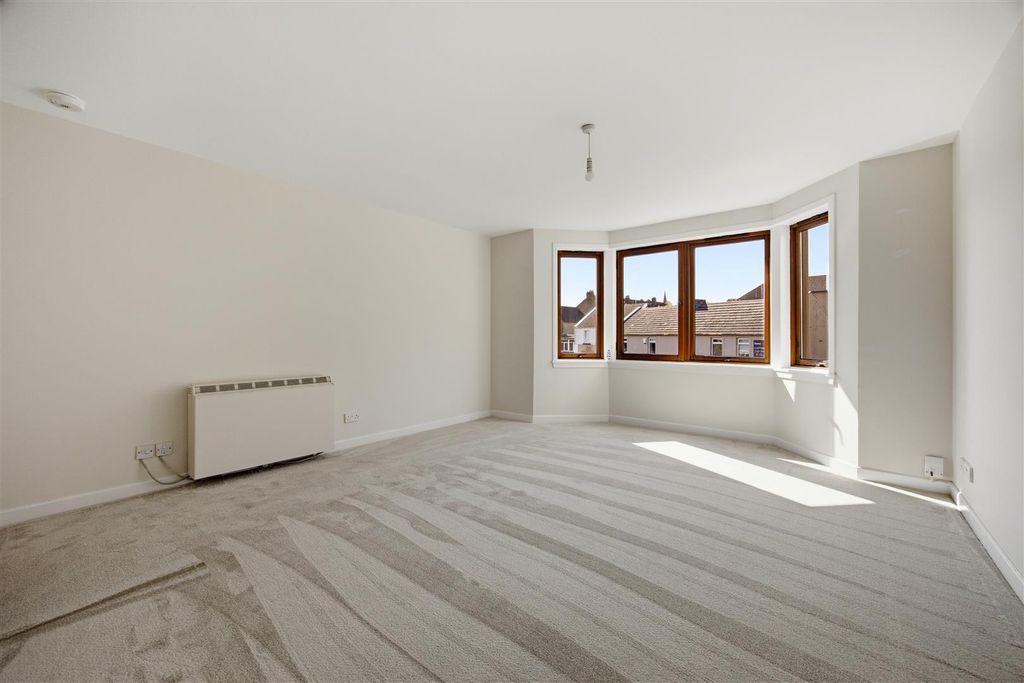 Property photo 2 of 17 09-Flat_B_2_Dalrymple_Court_Kirkintilloch_009.Jpg