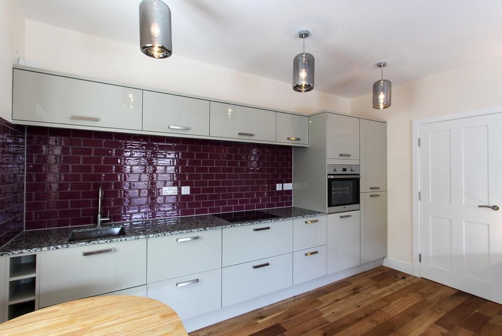 Property photo 3 of 9 5, 1-3 Howard Gardens Lr (5 Of 8).Jpg