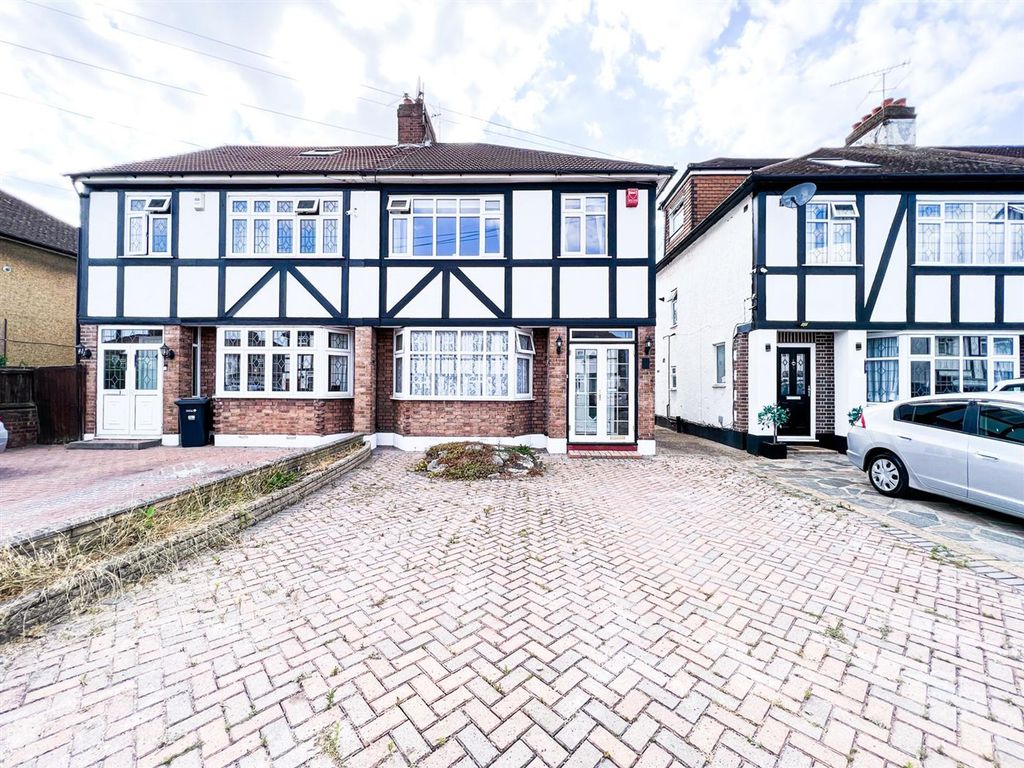 Property photo 1 of 17 Coronation Cl Ig6