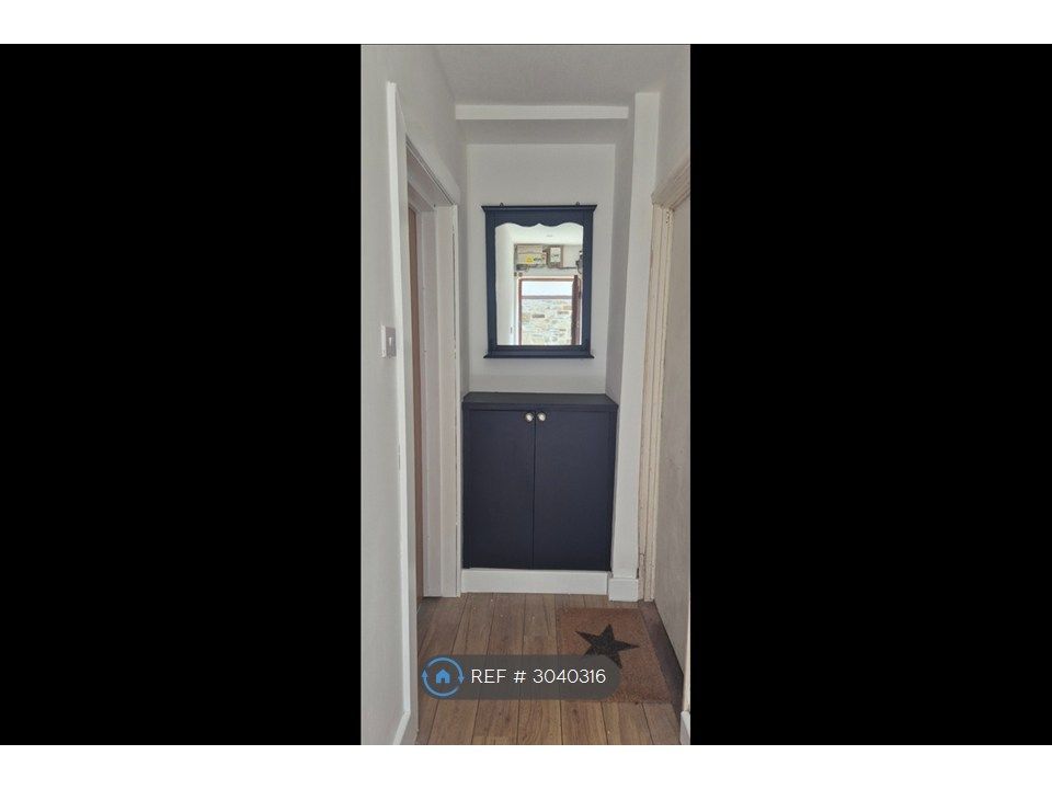 Property photo 3 of 33 Entrance Hallway (Shared With 7A)
