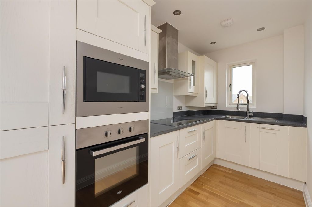 Property photo 2 of 12 Regent Street, Whitstable