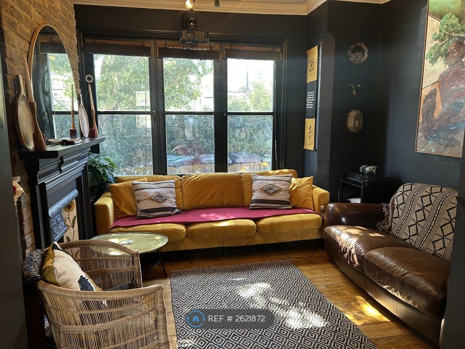 Property photo 1 of 18 Living Room