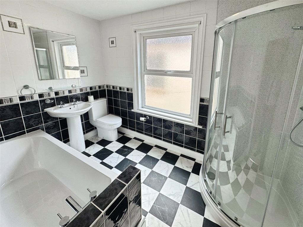 Property photo 3 of 11 Bathroom