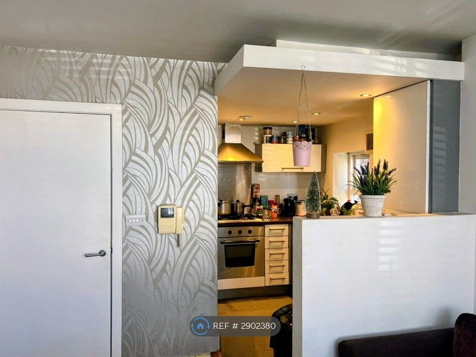 Property photo 1 of 11 Kitchen Incl. Fridge/Freezer, Washing Machine