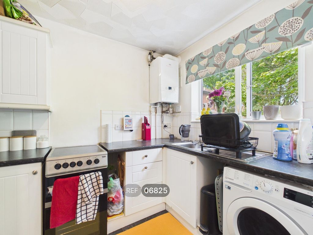 Property photo 2 of 11 Kitchen