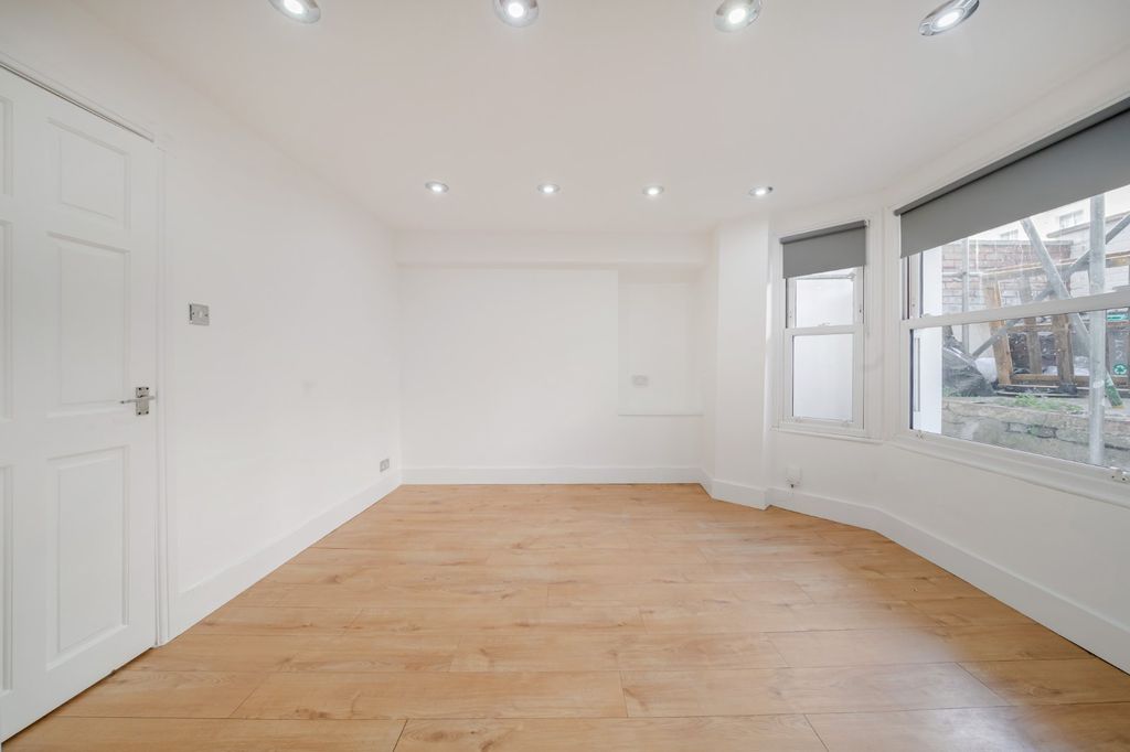 Property photo 2 of 18 Picture No. 15