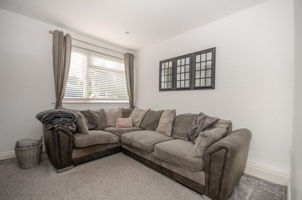 Property photo 3 of 13 Lounge.Jpg