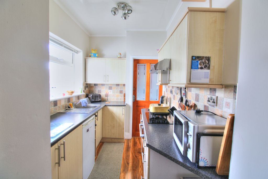 Property photo 3 of 11 Kitchen