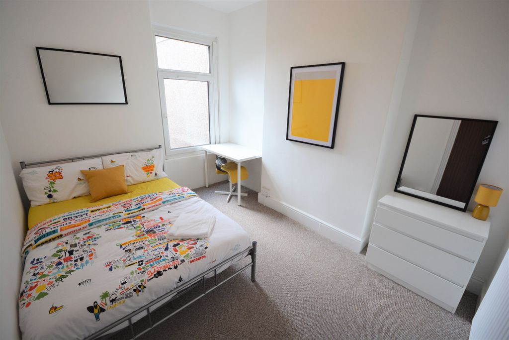 Property photo 2 of 11 8 Reginald Street