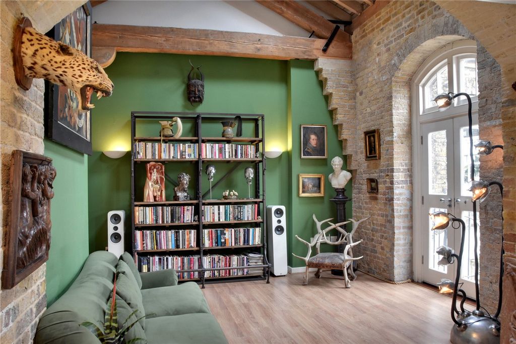 Property photo 2 of 35 Picture No. 24