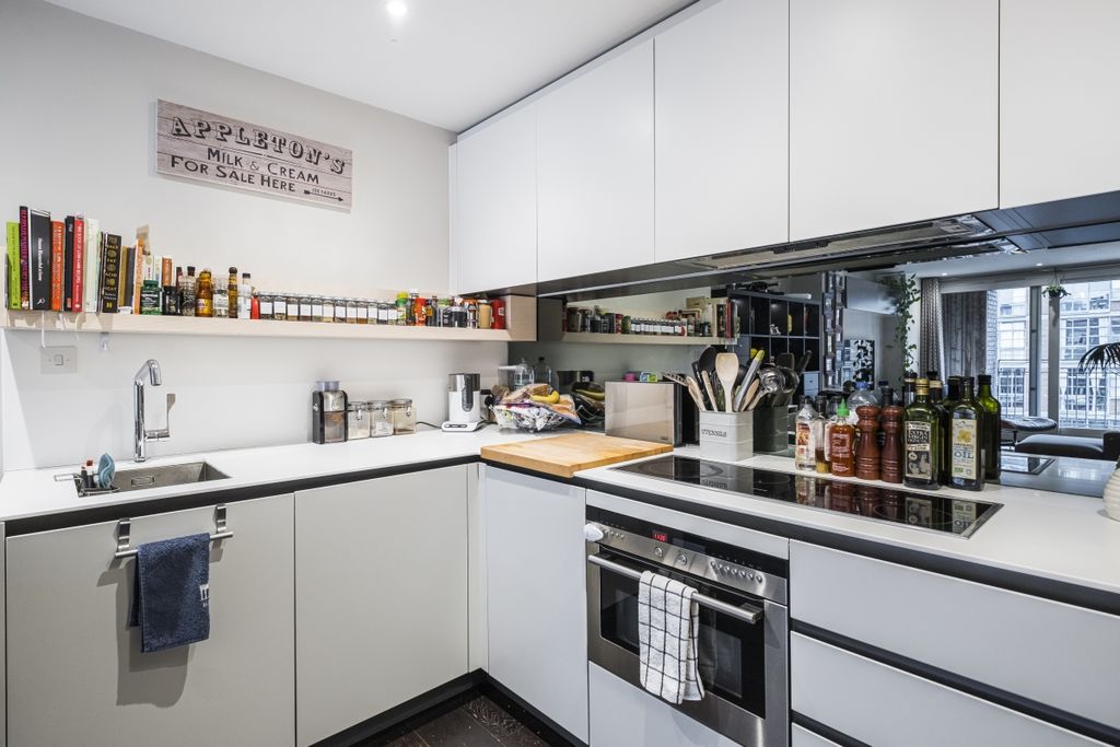 Property photo 2 of 13 Wenlock Building