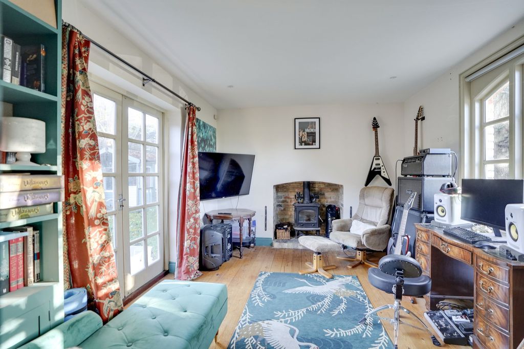 Property photo 3 of 20