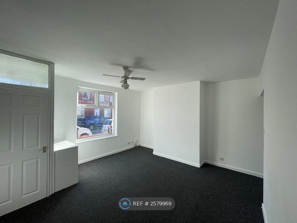 Property photo 2 of 17 Spacious Family Living Room