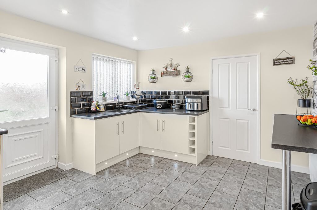 Property photo 3 of 27 Advert (3)