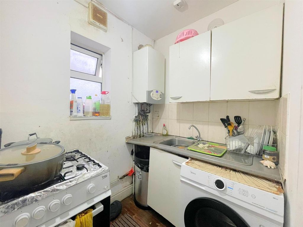 Property photo 3 of 9 Kitchen