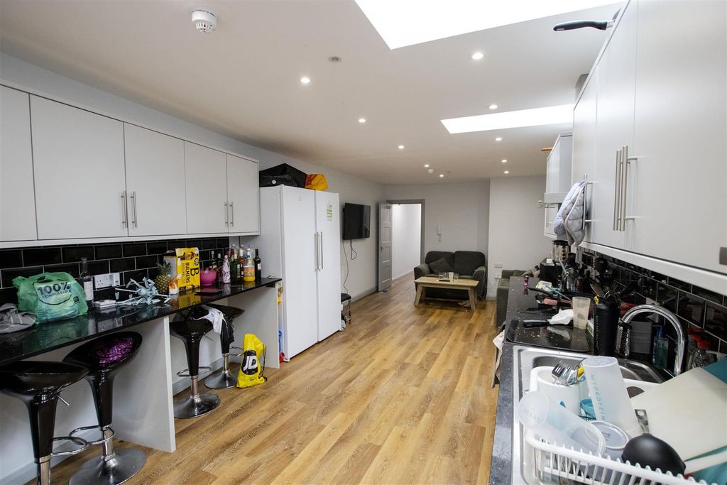 Property photo 3 of 14 Approach