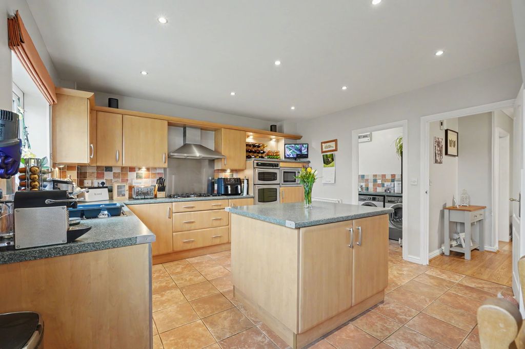 Property photo 3 of 37