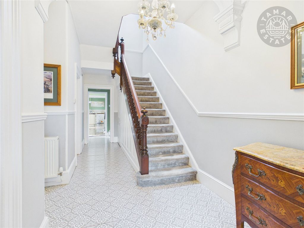 Property photo 2 of 18 Entrance Hallway