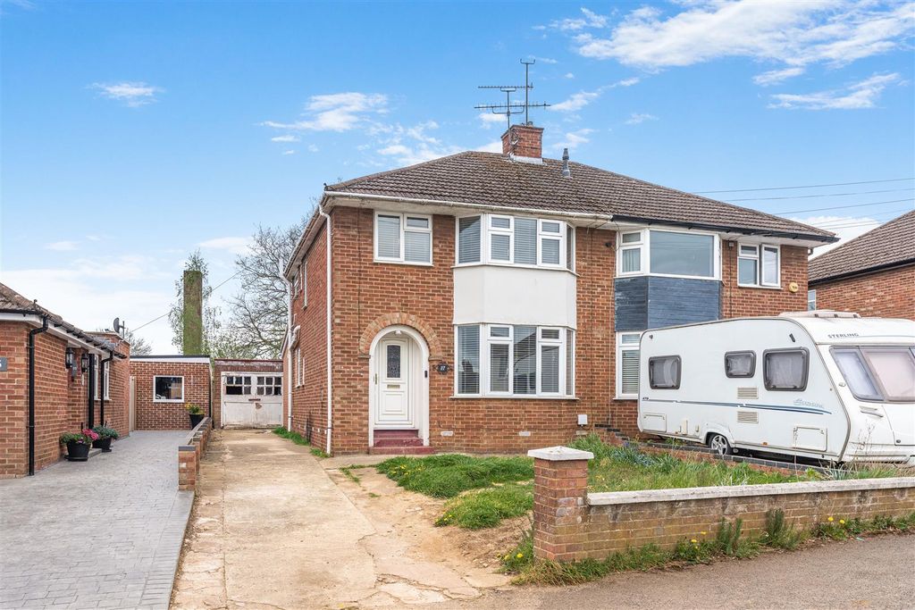 Property photo 1 of 16 37 Neithrop Avenue, Banbury-3.Jpg