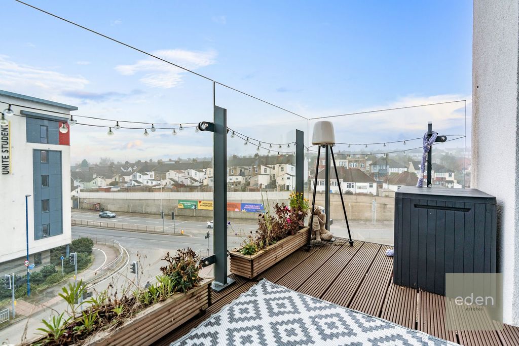 Property photo 2 of 27