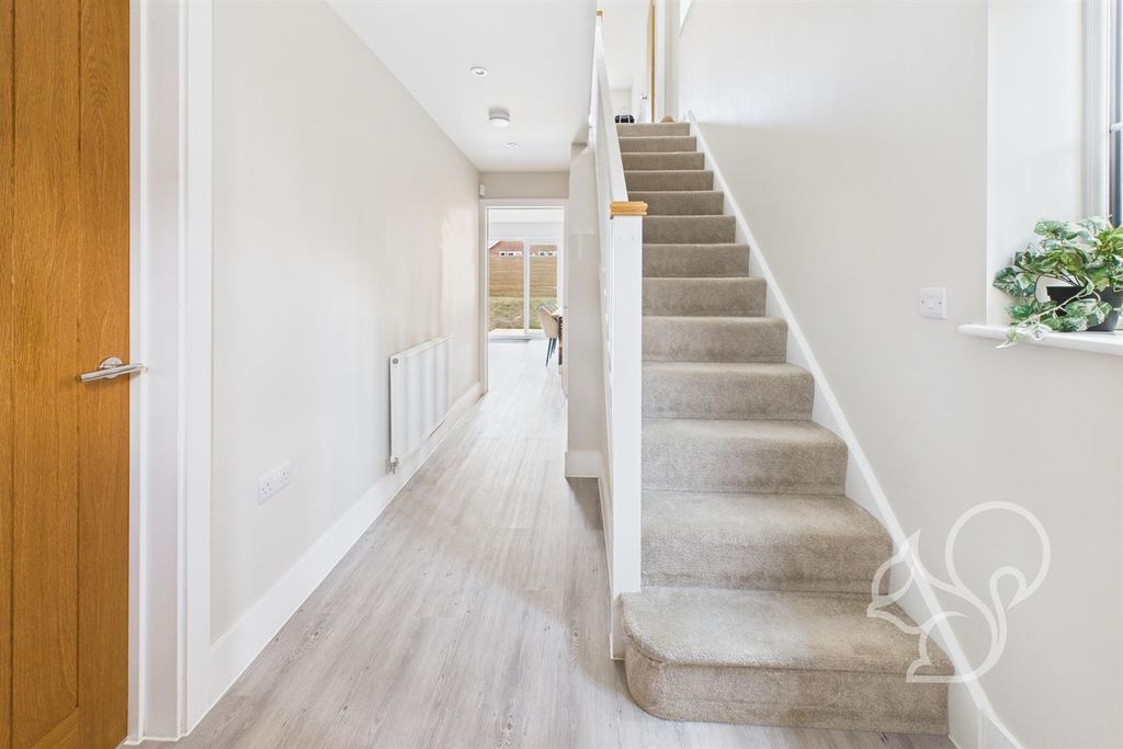Property photo 2 of 19 Entrance Hall