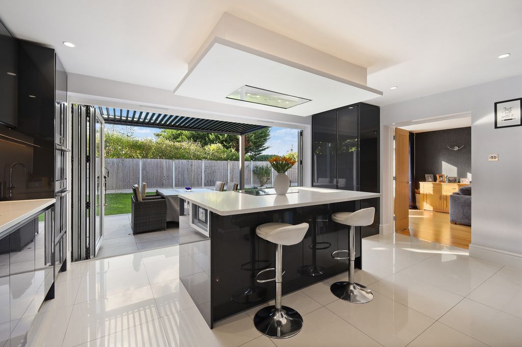 Property photo 2 of 28